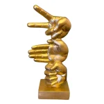 Escultura Dorada de Tres Manos Entrelazadas