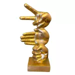 Escultura Dorada de Tres Manos Entrelazadas