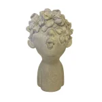 Escultura de Niño con Corona de Flores.