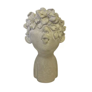 Escultura de Niño con Corona de Flores.